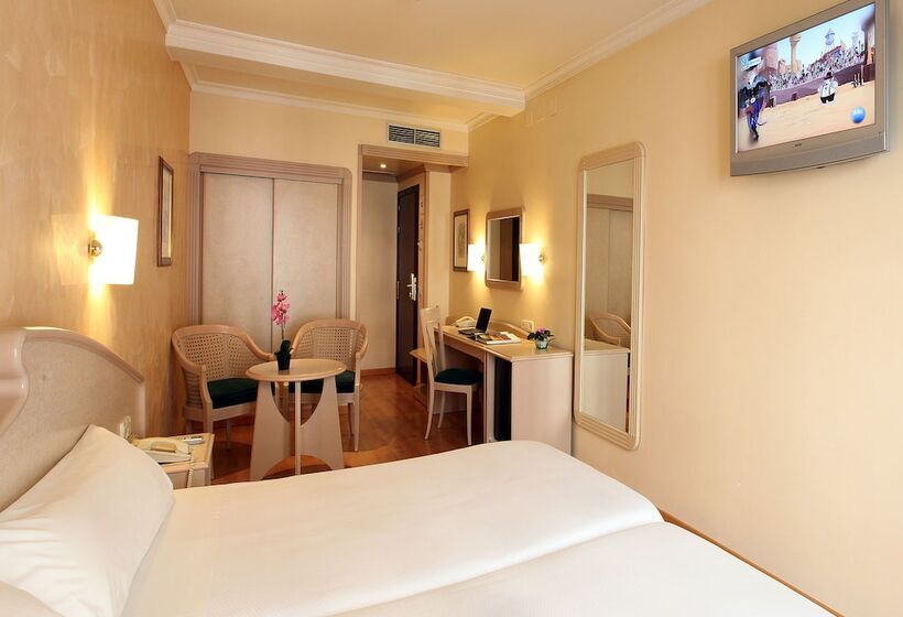 اتاق استاندارد سه نفره, Lleo