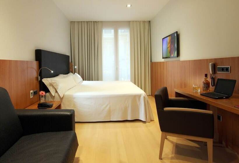 اتاق استاندارد سه نفره, Lleo