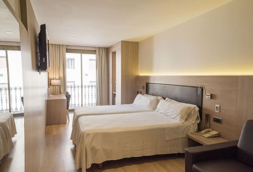 اتاق استاندارد سه نفره, Lleo