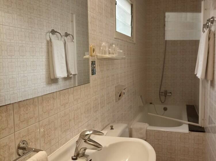 اتاق اکونومی یک تخته, Lleo