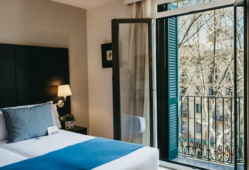 Номер Deluxe, Oriente Atiram