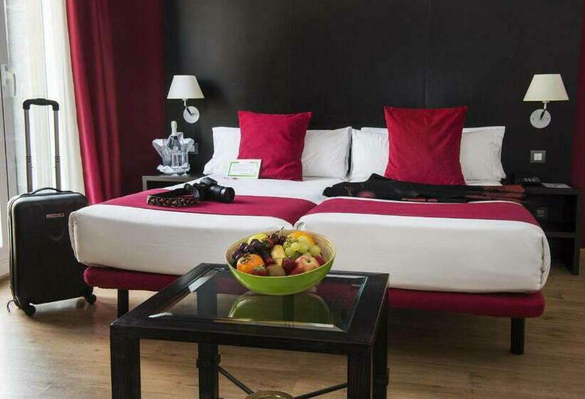 Номер Deluxe, Oriente Atiram