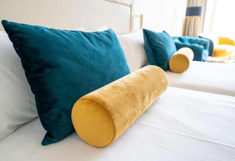 جناح جونيور مطلّ علي البحر, Seth Port Mahón