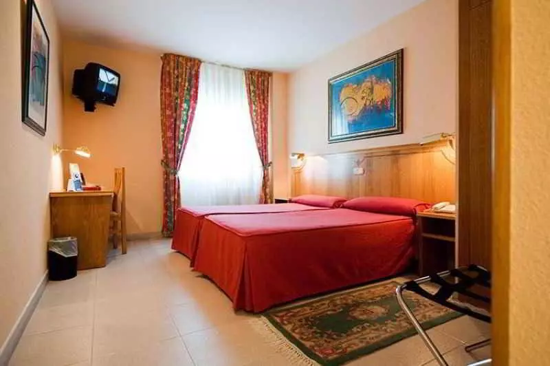 Standard Room, Rey Arturo Burgos