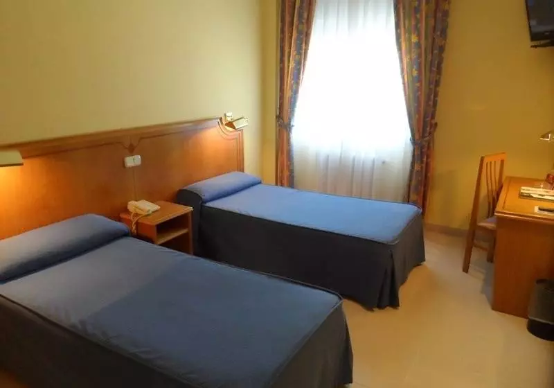 Standard Room, Rey Arturo Burgos