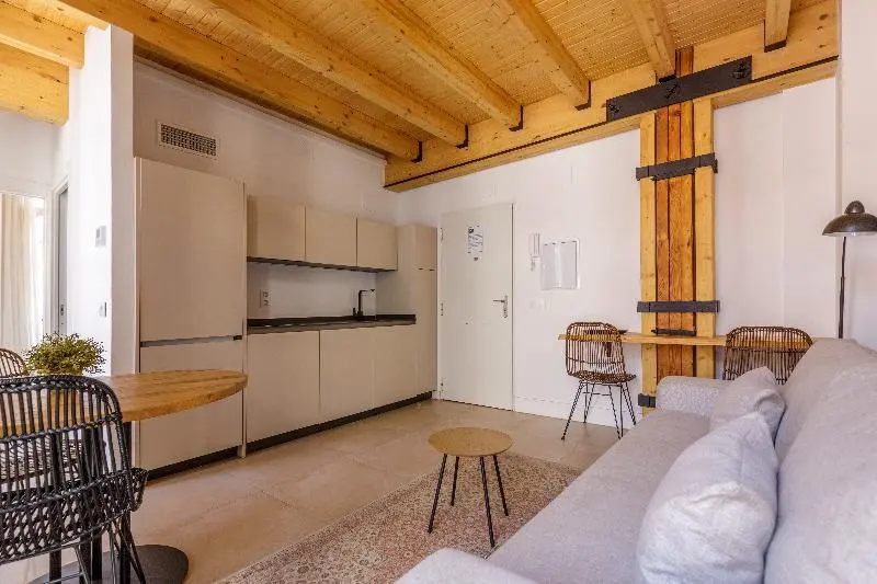 Standard Trippelrum, Senator Port Maó