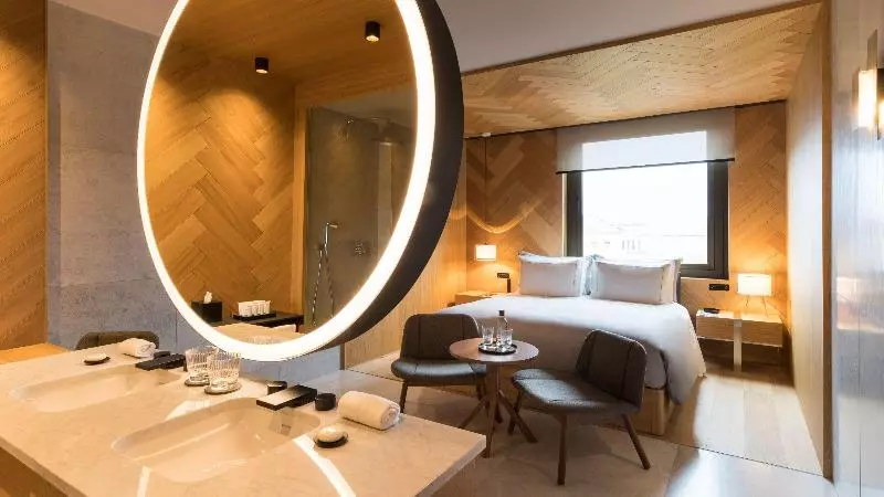 اتاق استاندارد با تخت بزرگ, Grand Hyatt Barcelona