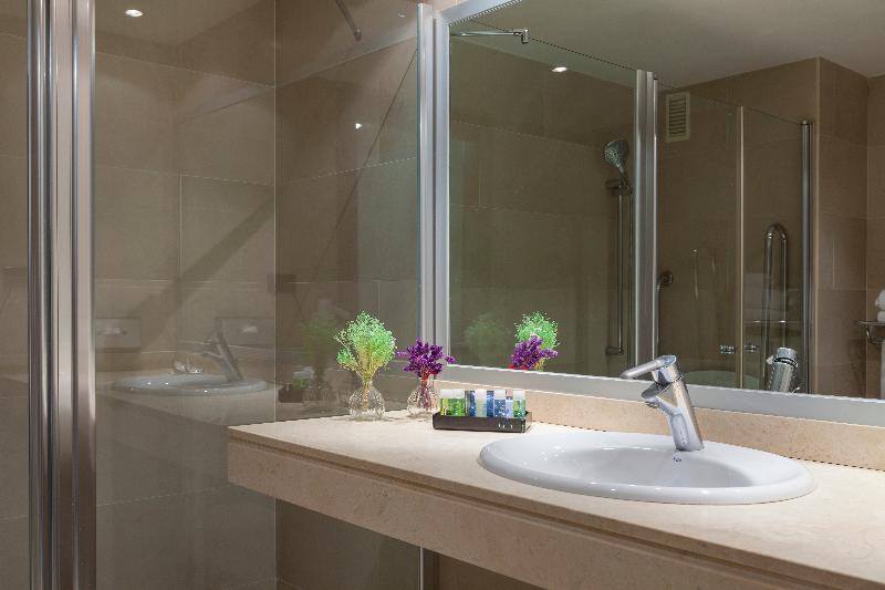 غرفة قياسية ثلاثية, Urh Ciutat De Mataró