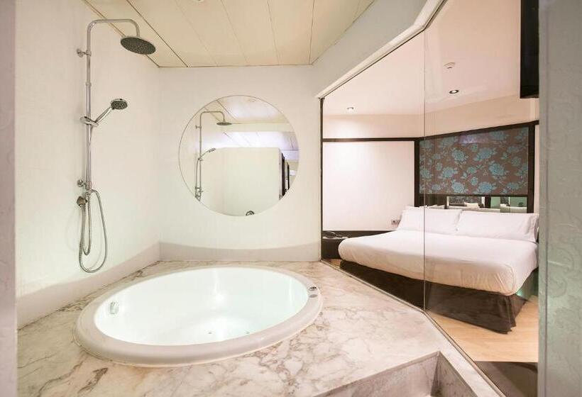 자쿠지 스위트, Motel Punt 14