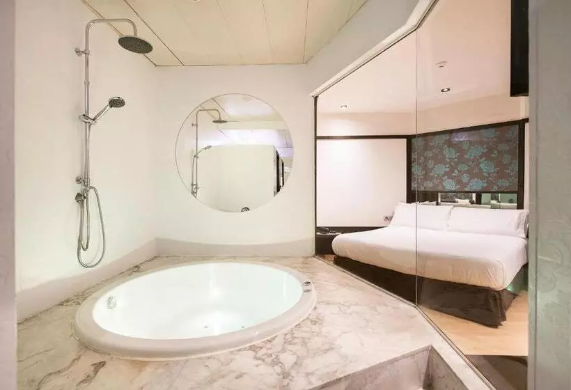 سوئیت با وان آب گرم, Motel Punt 14