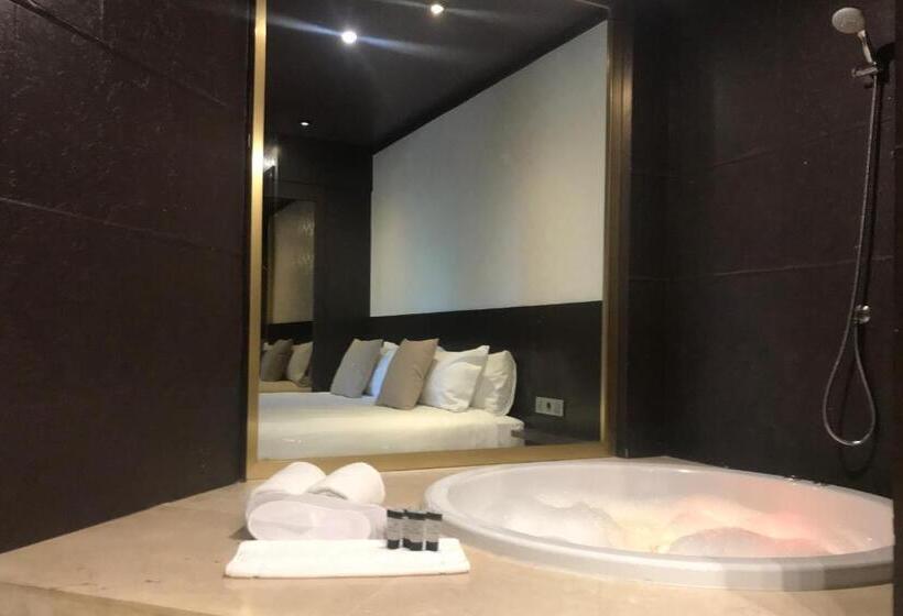 자쿠지 스위트, Motel Punt 14