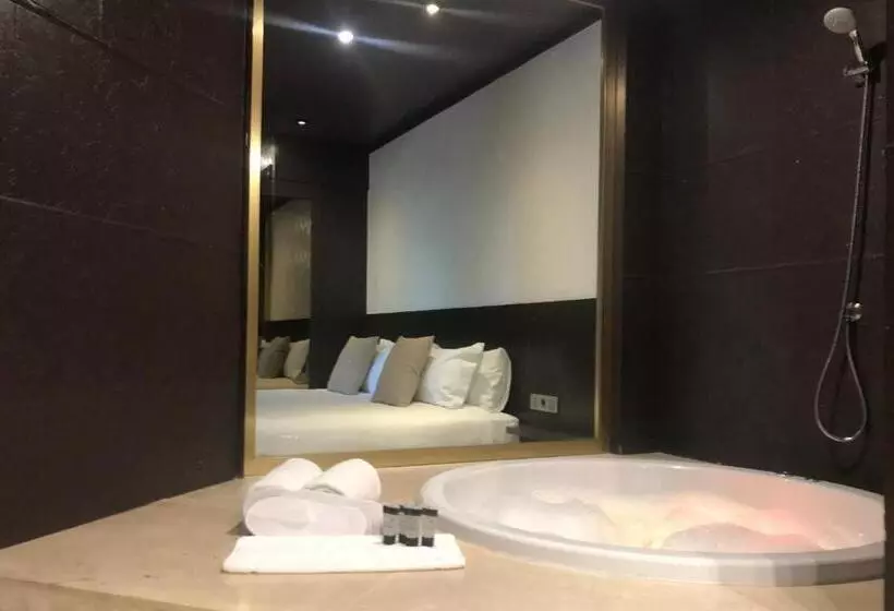 سوئیت با وان آب گرم, Motel Punt 14