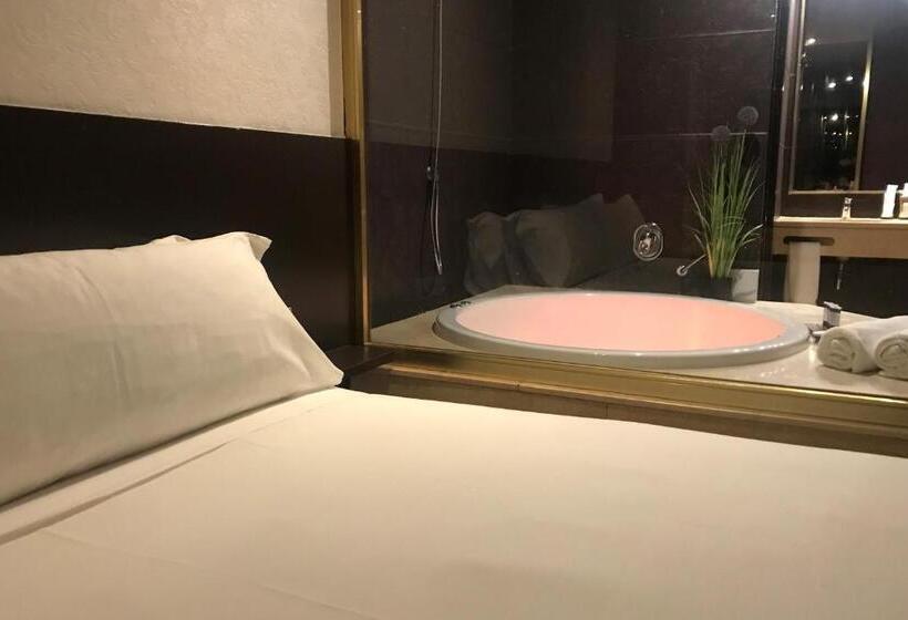 자쿠지 스위트, Motel Punt 14