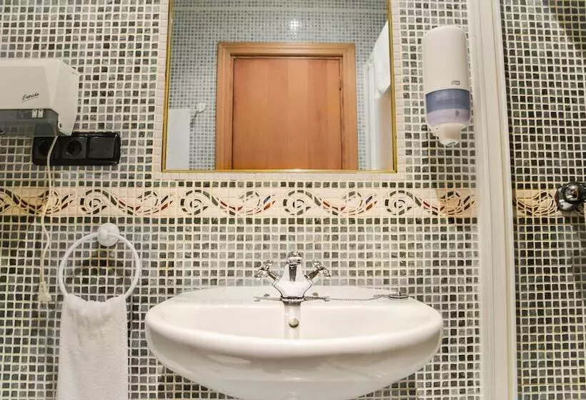اتاق استاندارد چهار تخته, Café Bar Hotel Jefi