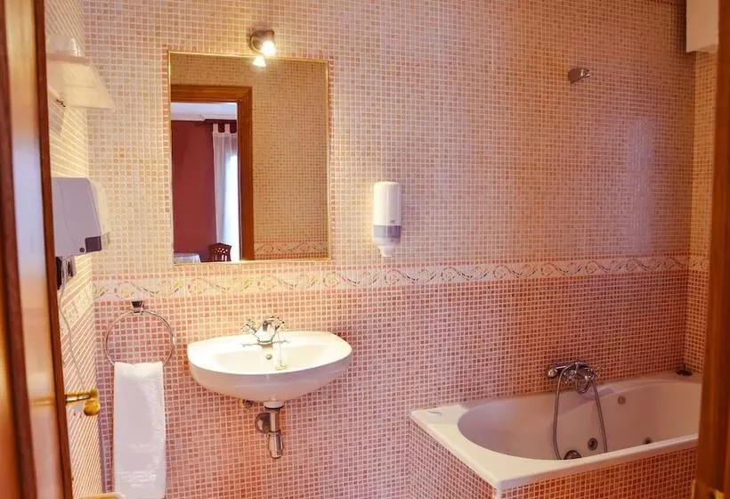 اتاق استاندارد چهار تخته, Café Bar Hotel Jefi