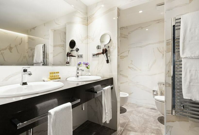 Полулюкс, Eurostars Hotel Real