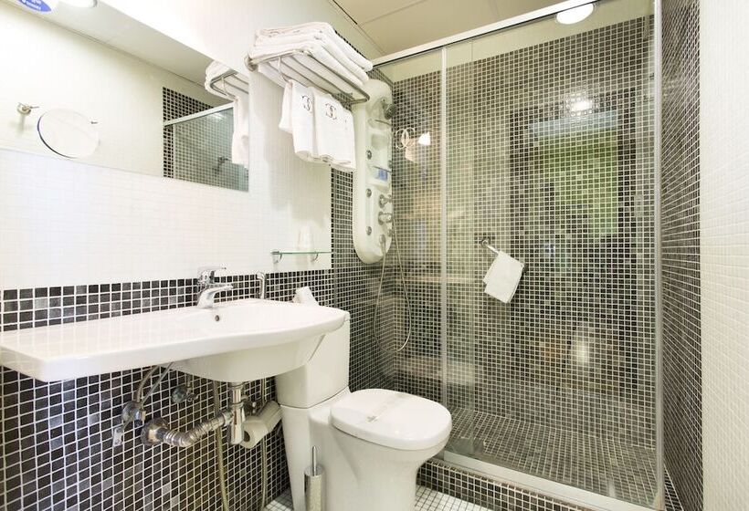 Chambre Triple Standard, Carlos V