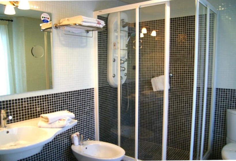 Chambre Triple Standard, Carlos V