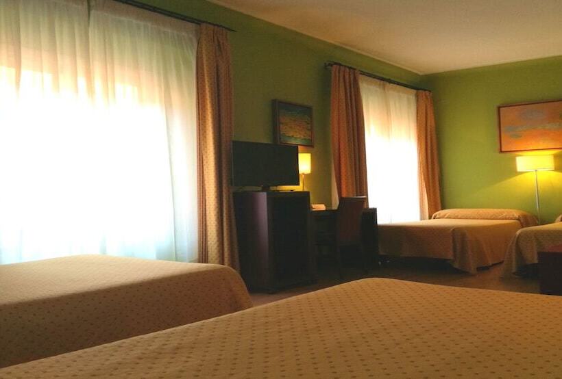 Chambre Quadruple Standard, Carlos V