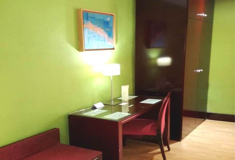 Chambre Quadruple Standard, Carlos V