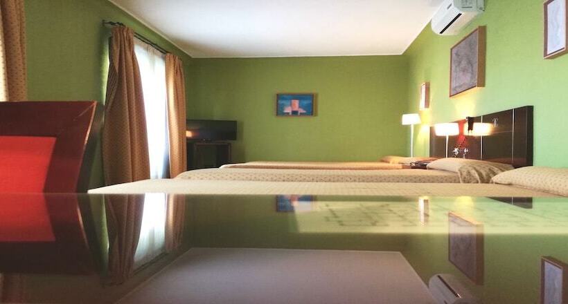 Chambre Quadruple Standard, Carlos V