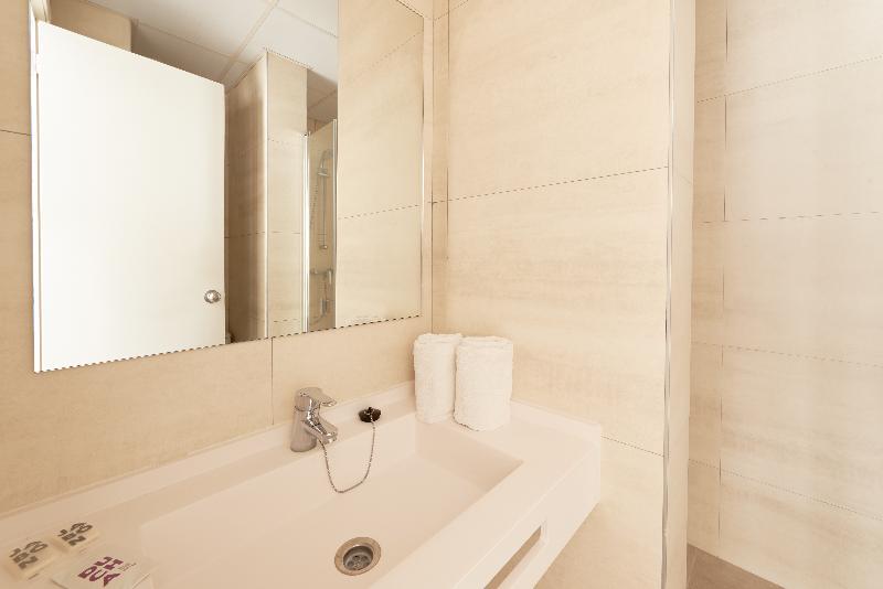 Chambre Quadruple Standard, Carlos V