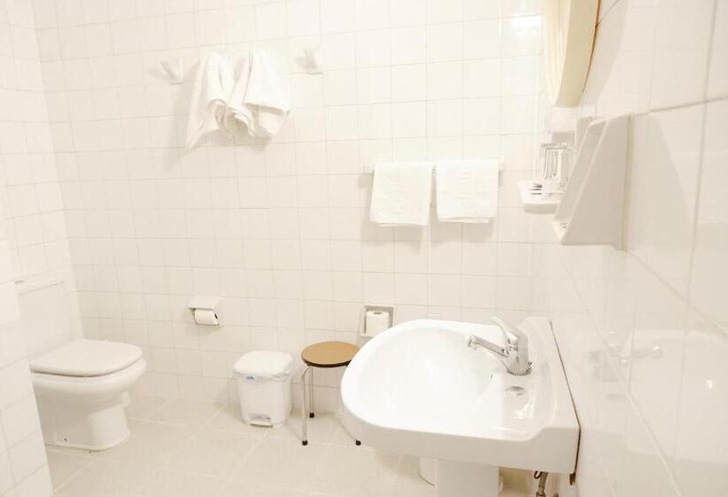 חדר סטנדרט לשלושה, Central