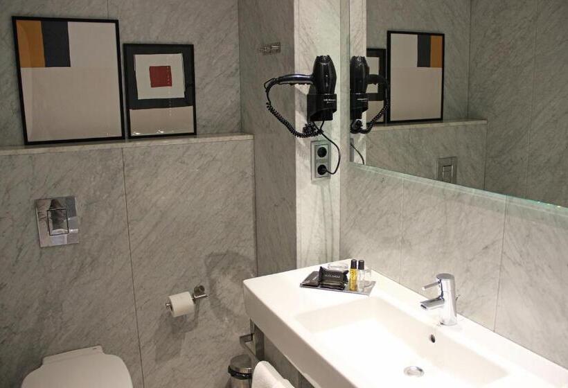 Номер Стандарт Вид на Море, Chiqui