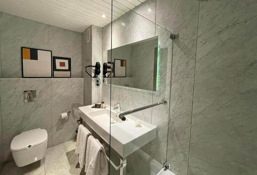 Номер Стандарт Вид на Море, Chiqui