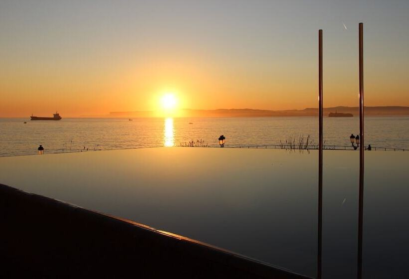 Номер Стандарт Вид на Море, Chiqui