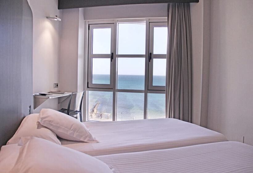 Номер Стандарт Вид на Море, Chiqui