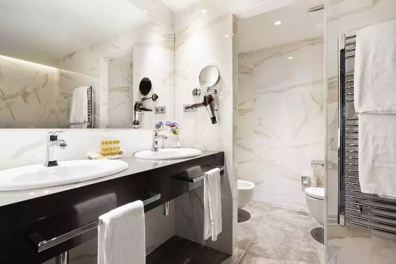 سوییت جونیور, Eurostars Hotel Real