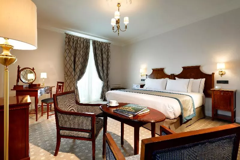 سوییت جونیور, Eurostars Hotel Real