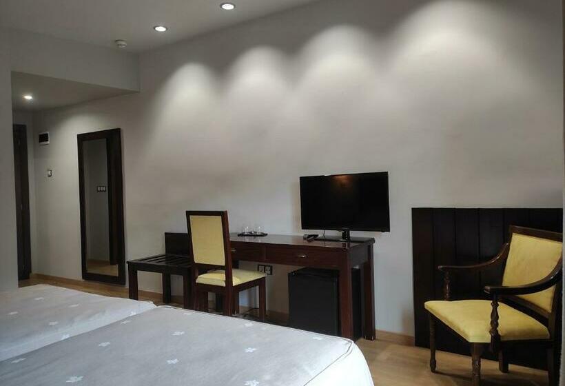 חדר סופריור עם מרפסת, Snö Hotel Bielsa