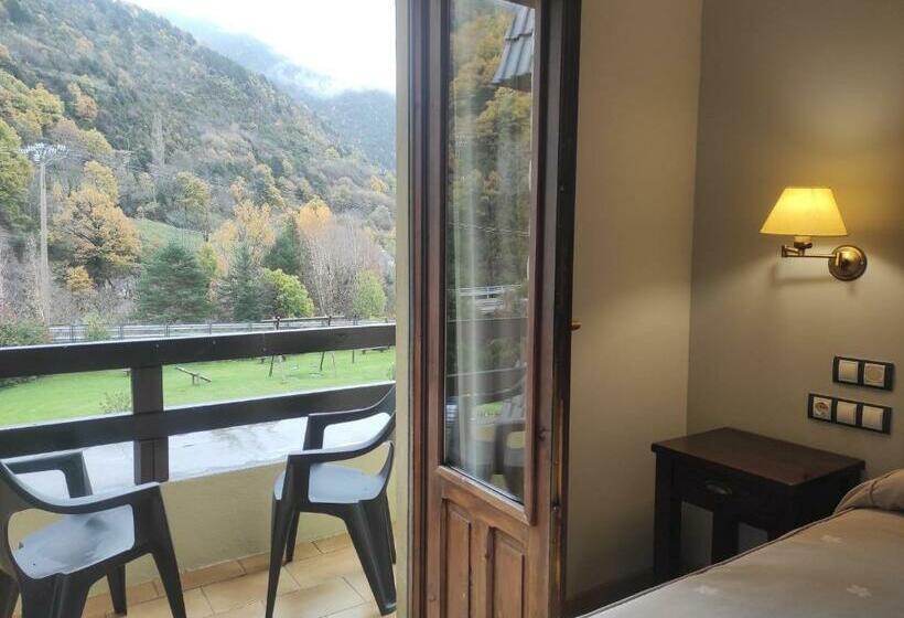 חדר סופריור עם מרפסת, Snö Hotel Bielsa