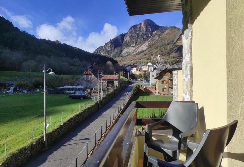 חדר סטנדרט עם מרפסת, Snö Hotel Bielsa