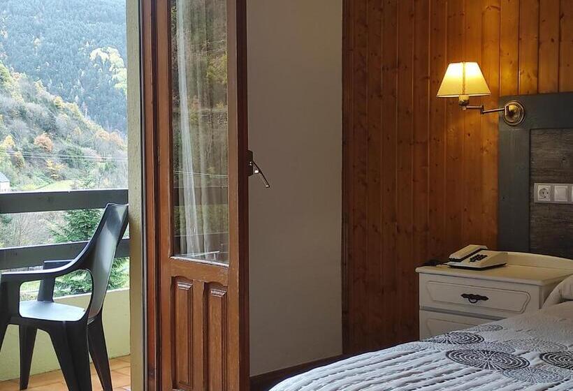 חדר סטנדרט עם מרפסת, Snö Hotel Bielsa