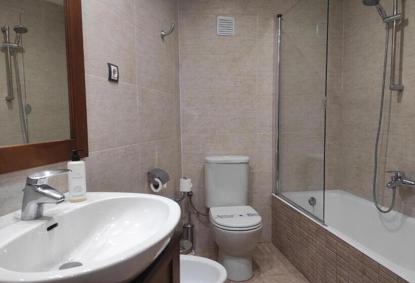 חדר סטנדרט לשלושה עם מרפסת, Snö Hotel Bielsa