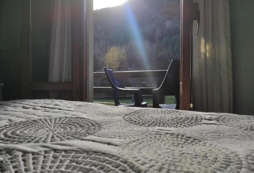 חדר סטנדרט לשלושה עם מרפסת, Snö Hotel Bielsa