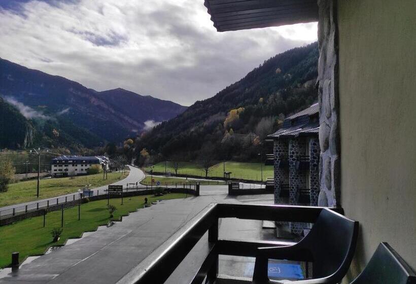 חדר סטנדרט לשלושה עם מרפסת, Snö Hotel Bielsa