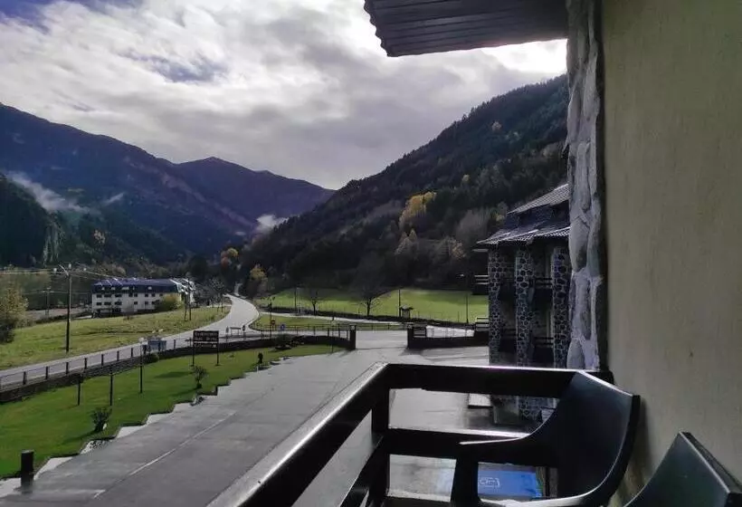 اتاق استاندارد سه تخته با بالکن, Snö Hotel Bielsa