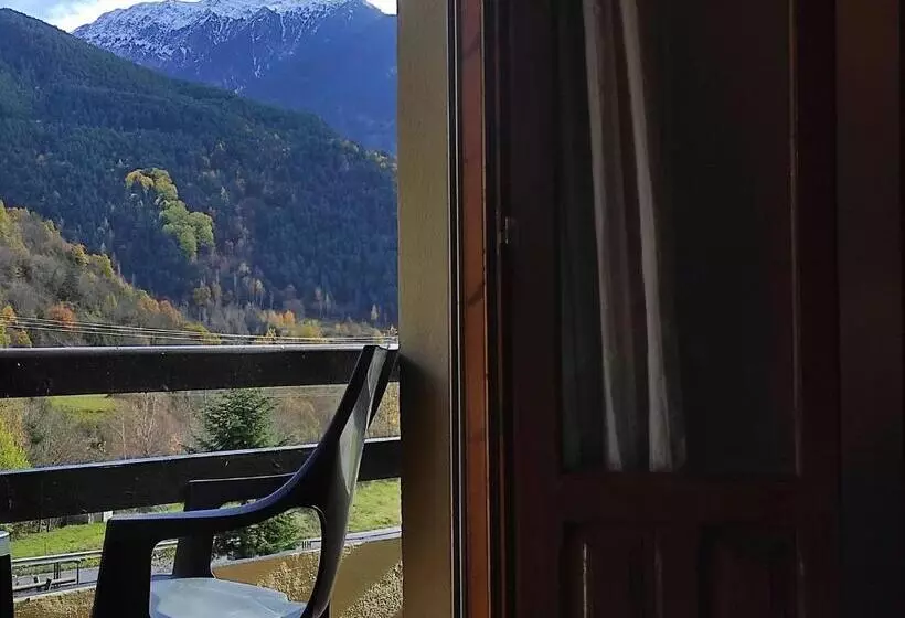 اتاق استاندارد سه تخته با بالکن, Snö Hotel Bielsa