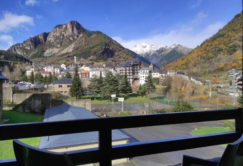 חדר סטנדרט לשלושה עם מרפסת, Snö Hotel Bielsa