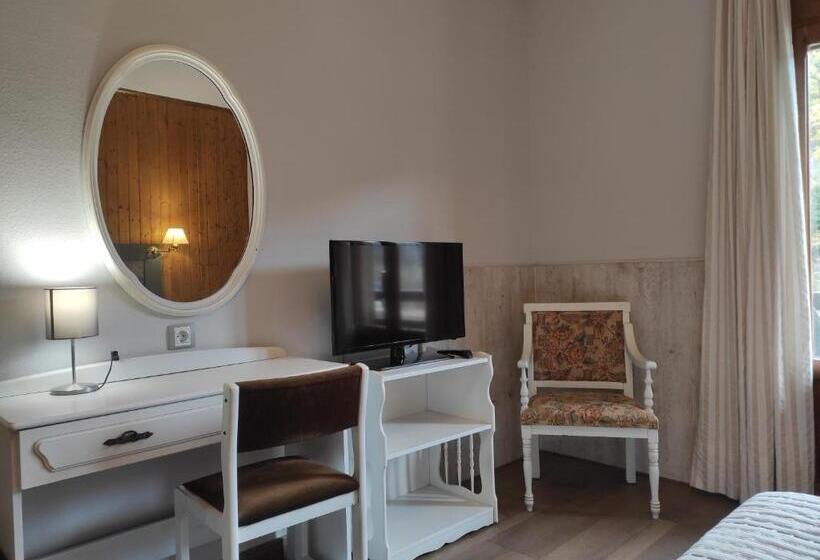 חדר סטנדרט לשלושה עם מרפסת, Snö Hotel Bielsa