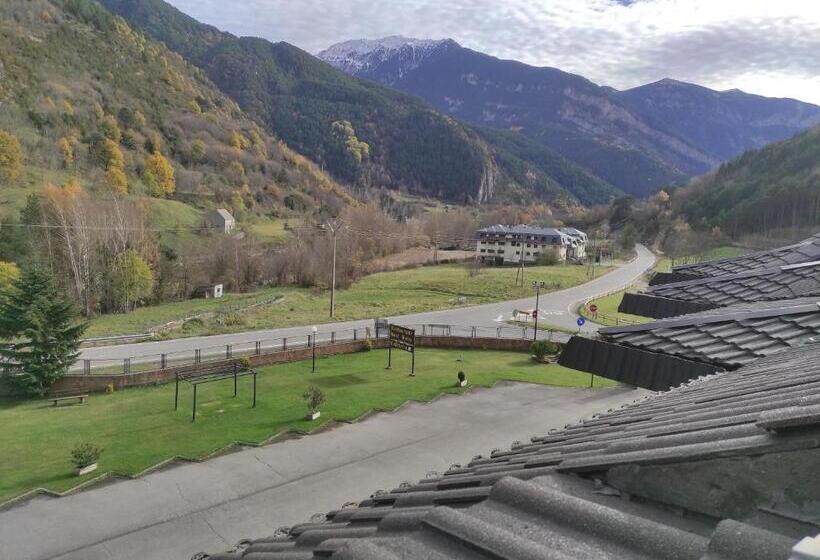 Трехместный Номер Стандарт с Балконом, Snö Hotel Bielsa