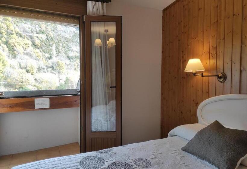 חדר סטנדרט לשלושה עם מרפסת, Snö Hotel Bielsa