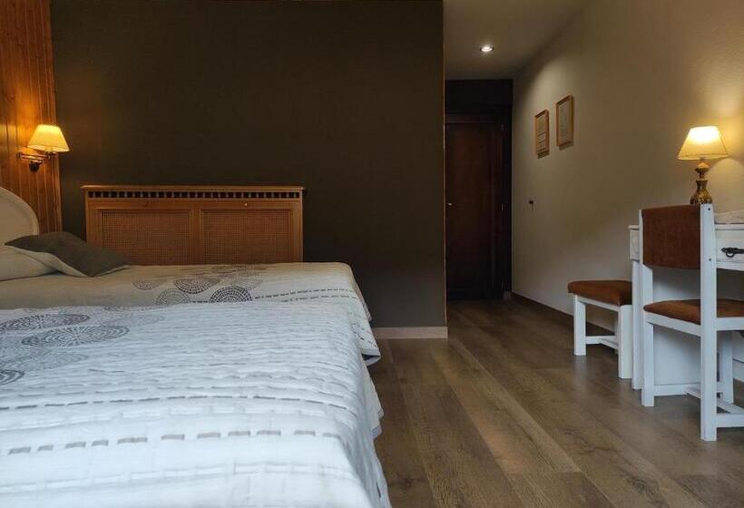 חדר סטנדרט לשלושה עם מרפסת, Snö Hotel Bielsa