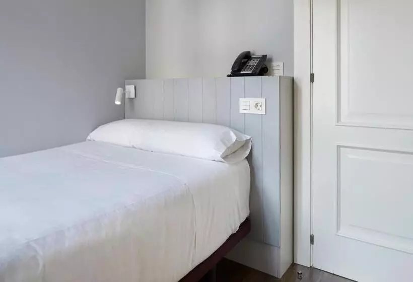 Standard Yhden Hengen Huone, Avenida