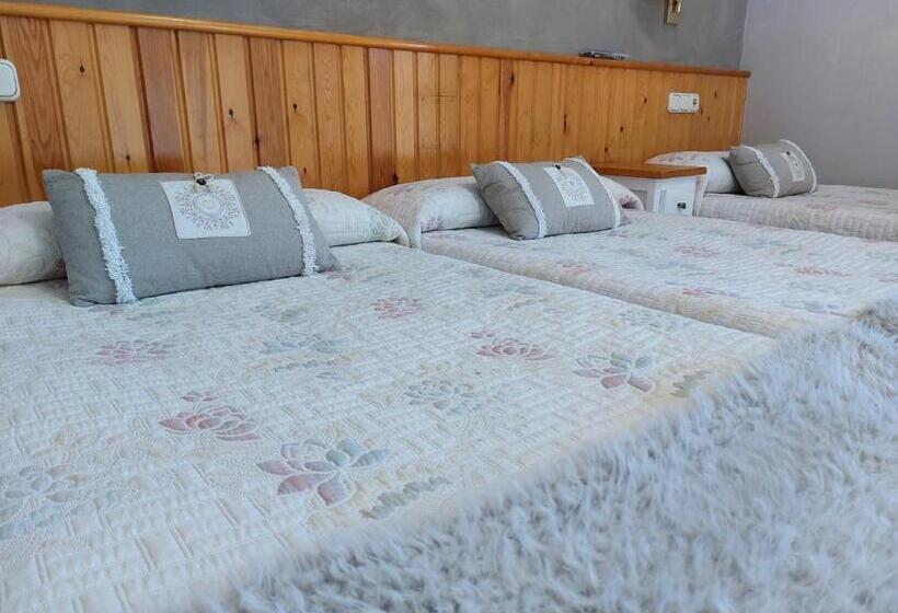 חדר סטנדרט לשלושה עם מרפסת, Casa Morlans 3000