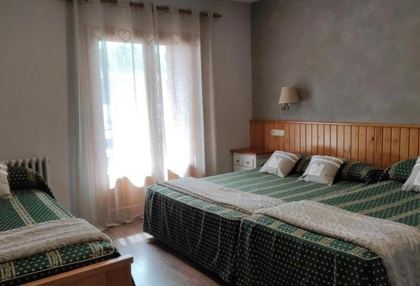 חדר לארבעה סטנדרטי עם מרפסת, Casa Morlans 3000